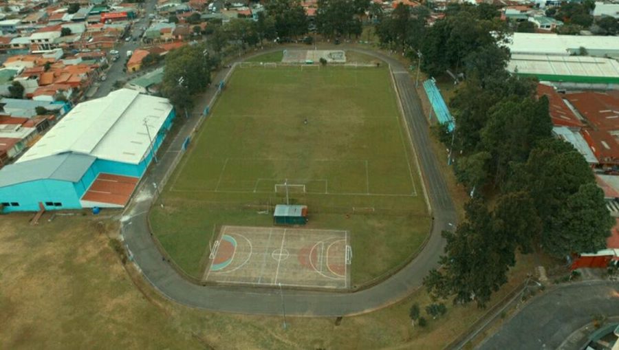 Vista aérea de una cancha y pista en San José