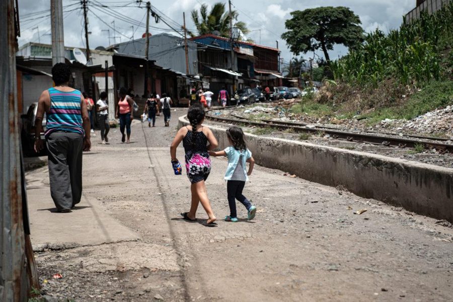 Familias caminando por un barrio de San José