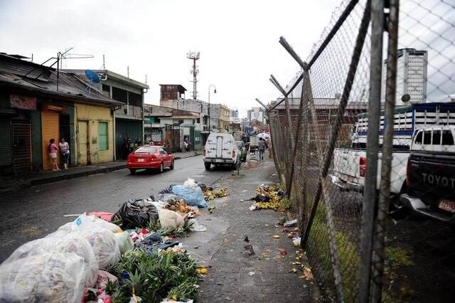 Basura acumulada en una calle de San José