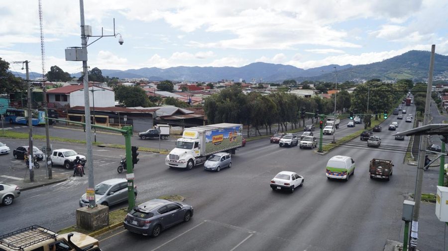 Avenida con tránsito en San José